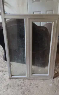 سه عدد پنجره و یه در ورودی
