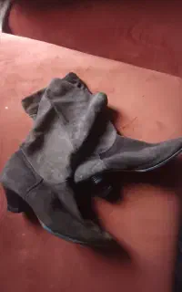 تعدادی کفش و بوت