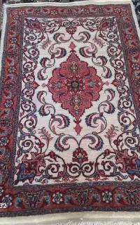 قالی دستباف ابعاد یک متر در یک مترو نیم یا ذرونیم