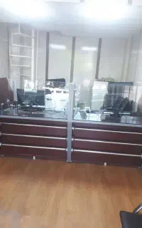 پیشخوان بانکی و صندلی