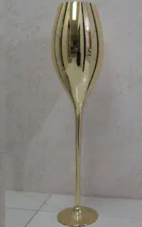 گلدان پایه بلند طلایی
