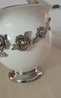 گلدان بزرگ چینی سفید با گلهای برجسته نقره ای