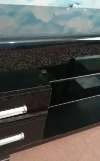 میز تلویزیون شیشه ای ترک
