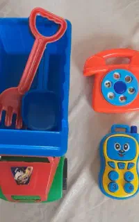 تعدادی عروسک و اسباب بازی