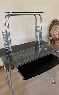 میز تحریر در حد نو و خیلی تمیز