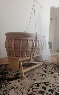 تخت کنار مادر