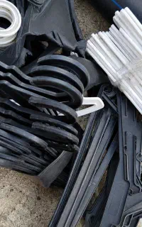 تعدادی آویز لباس کودک و بزرگ سال