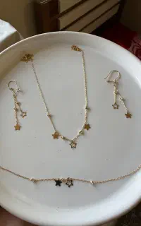 سرویس طلای ۱۸ عیار نمادار کلا ۳گرم و ۷۰۰ سوت