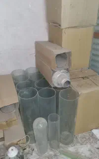 تعدادی گلدان و لوله شیشه‌ای دو طرف باز