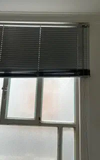 اینه قدی و پرده کرکره ای