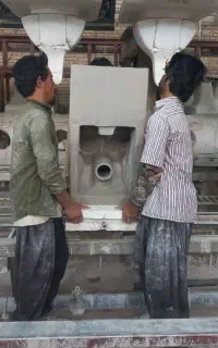 نیروی خانم  با توان جسمی بالا برای ریختگری