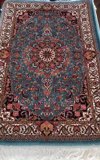 دار قالی به همراه نخ و نقشه  خورشیدی
