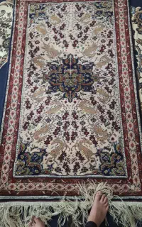 قالیچه دستباف نیمه ابریشم(گل اهو)