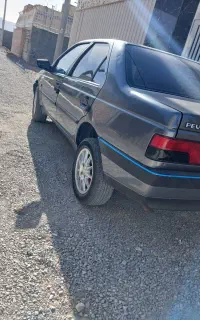 پژو ۴۰۵ خاکستری بدون رنگ کمی آفتاب سوختگی دارد