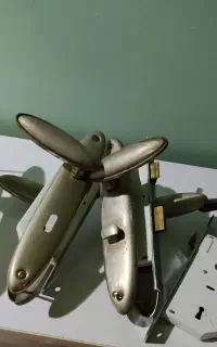 قفل و دستگیره درب اتاق