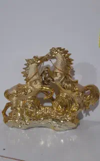 مجسمه طلایی