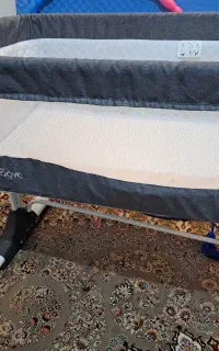 گهواره و تخت کنار مادر زویه