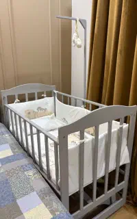 تخت کودک کنار مادر نو و سالم