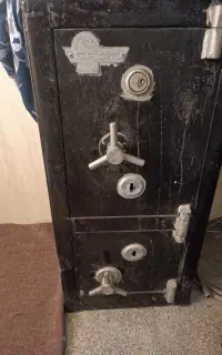 دو عدد گاو صندوق شرکتی و دست ساز