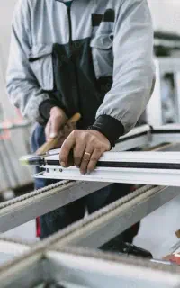 استخدام نیروی فنی تولید درب و پنجره