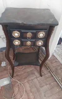 میزتلفن و فرش راهرو