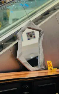 آینه با قاب دفرمه