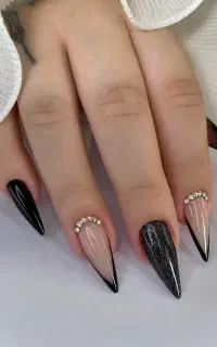 ارائه تمامی خدمات ناخن  با اف ویژه