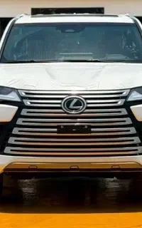 لکسوس LX700 فول سفید داخل قرمز پلاک منطقه ازاد قشم