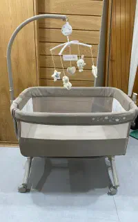 تخت کنار مادر