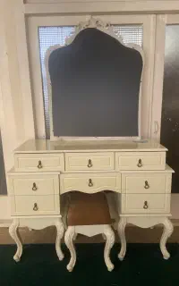 میز آرایش و آینه