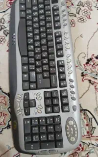 کیبورد تمیز و نو نو سالم