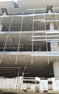نیرو کار در ساختمان پارکینگ