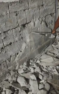 تخریب کاشی. دیوار. ستون. خونه. و
