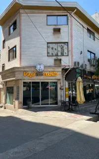 کمک باریستا با اخلاق برای کار در کافه