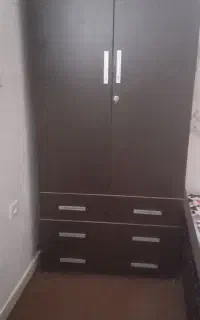 کمد قهوه ای ایستاده