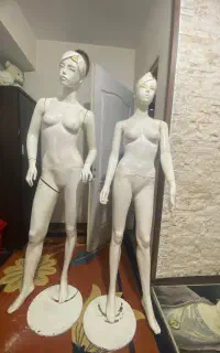 دو عدد مانکن زن قدی