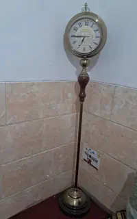 یک ساعت ایستاده بفروش میرسد