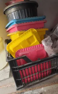 تعدادی گلدان پلاستیکی و سفالی