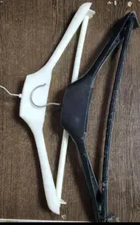 چوب رختی اپل دار مشکی و سفید