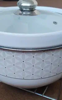 تعدادی ظرف و قابلمه