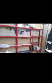 پنج ردیف قفسە فلزی با چهاردە پایە و بیست کفی