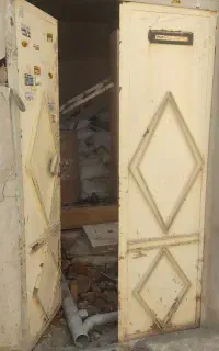 در حیاط محکم بدون پوسیدگی