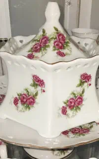 شکلات خوری گل سرخی