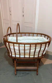 گهواره  کنار تخت مادر