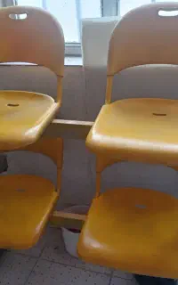 صندلی چسبیده