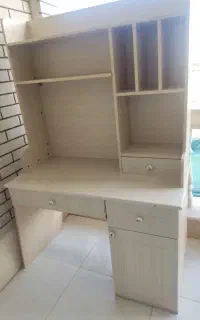 میز تحریر یه پایه ترک داره درحد نو