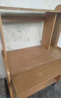 میز کامپیوتر و گوشی