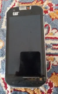 گوشی کت s60 خوش دست و تمیز و محکم