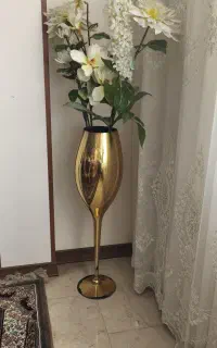 گلدان شیشه ای همراه باپنج گل مصنوعی