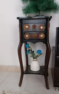 یک عدد میز تلفن